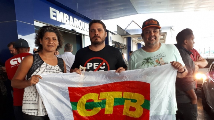 Imagem de Sindicalistas ocupam o aeroporto de Vitria contra a Reforma da Previdncia